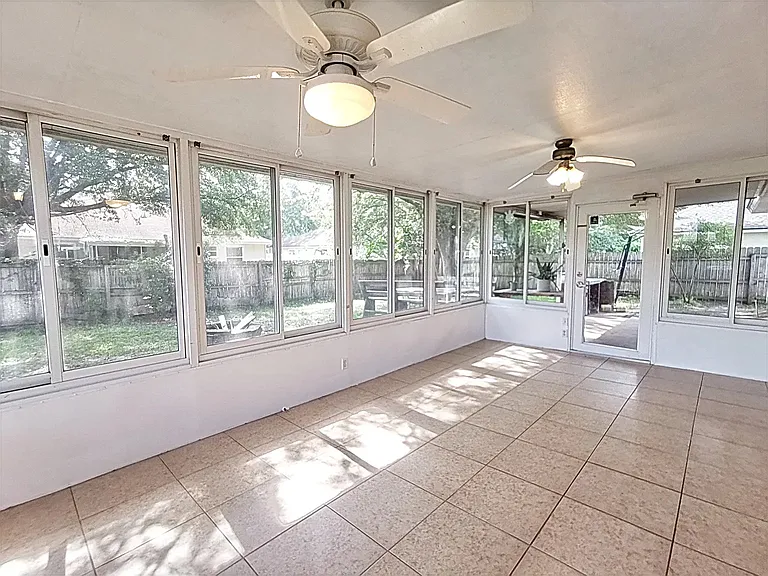 2107 Willesdon Dr E — Photo 20