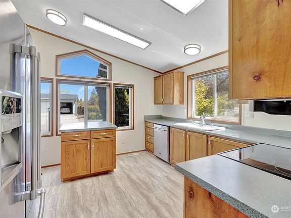 5th image of 140 Green Meadows Drive