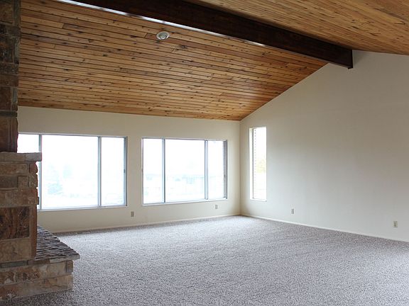 3rd image of 1046 E Grove Cir