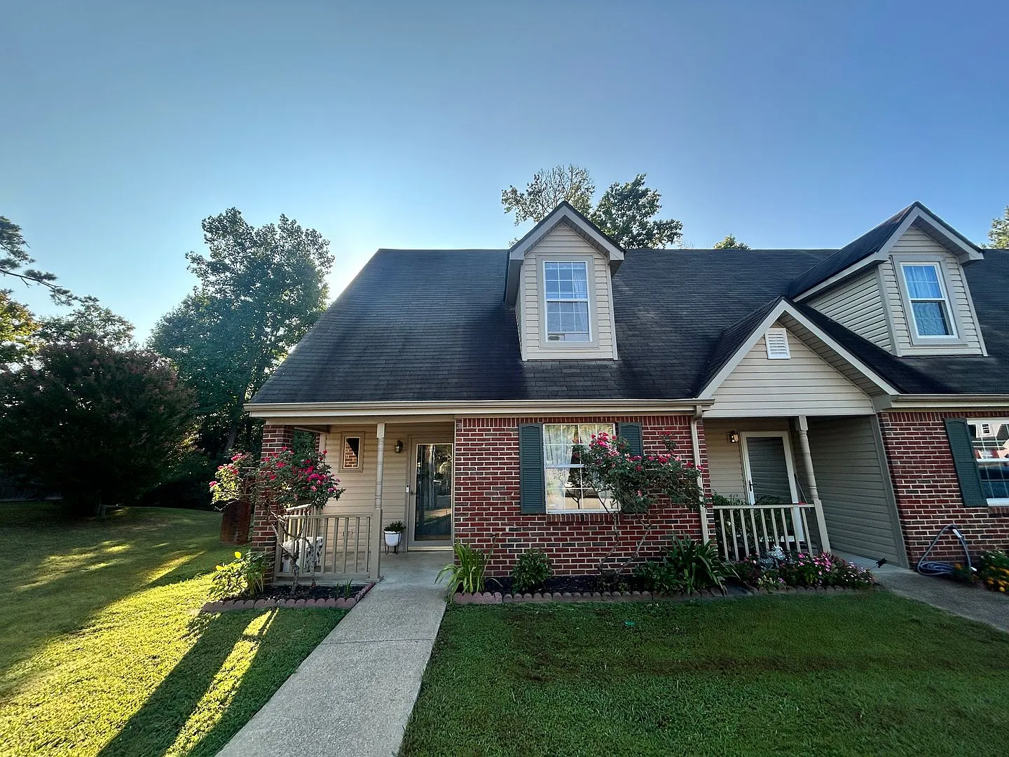 East Brainerd Townhome! 2 beds, 2 baths, garage, fenced back yard & screened porch! — Photo 1
