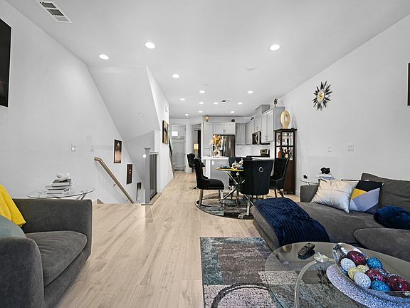3rd image of 296 Laurel Knoll Dr