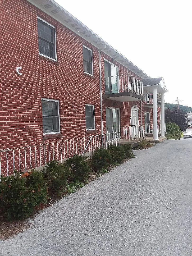 2 bed, 9999 sqft, $874 — Photo 2