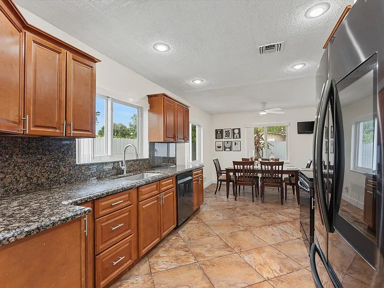6515 SW 8th Pl — Photo 15