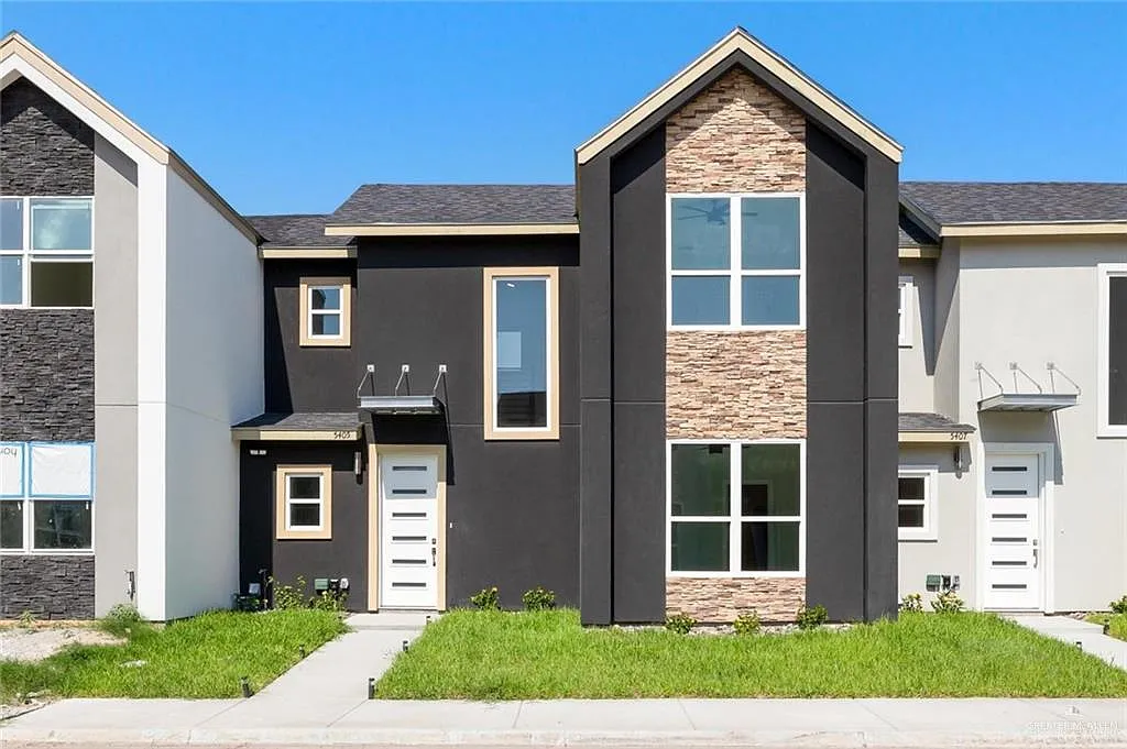 3 bed, 2.5 bath, 1700 sqft, $1,900 — Photo 1
