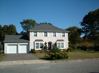 3 Timber Ridge Ct, Coram, NY 11727