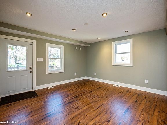 4th image of 325 School St