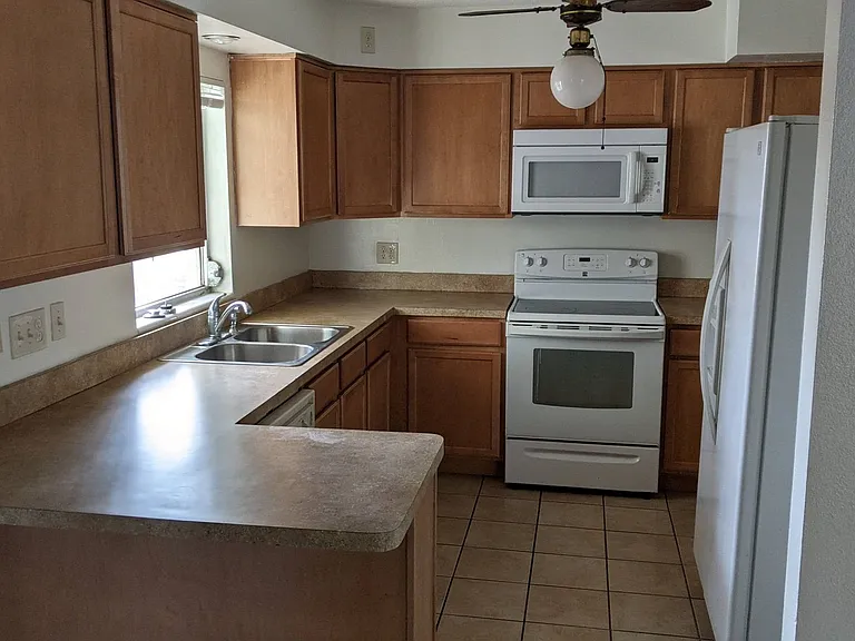 601 N Center St — Photo 4