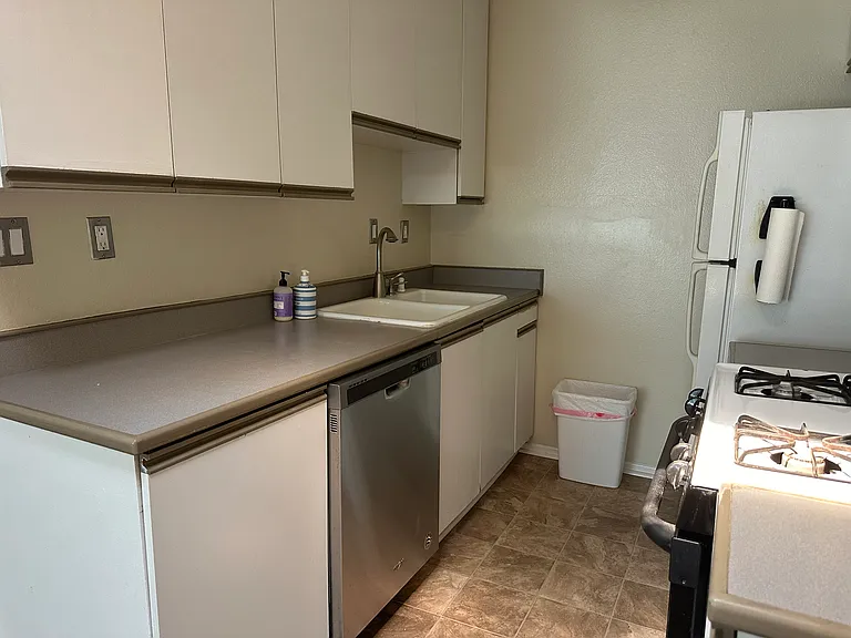 1741 Granville Ave #206 — Photo 16