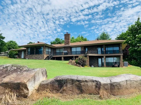805 N 16th St, Van Buren, AR 72956