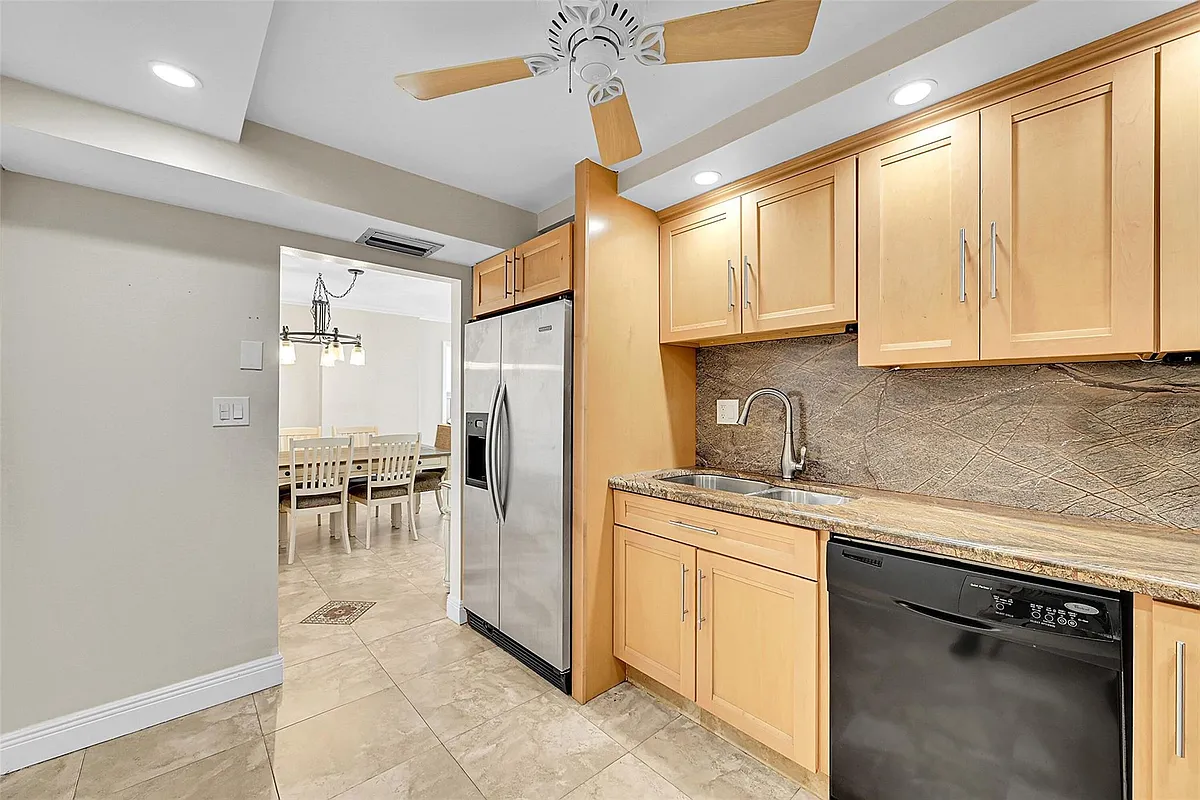 Building Photo - 525 N Ocean Blvd #919