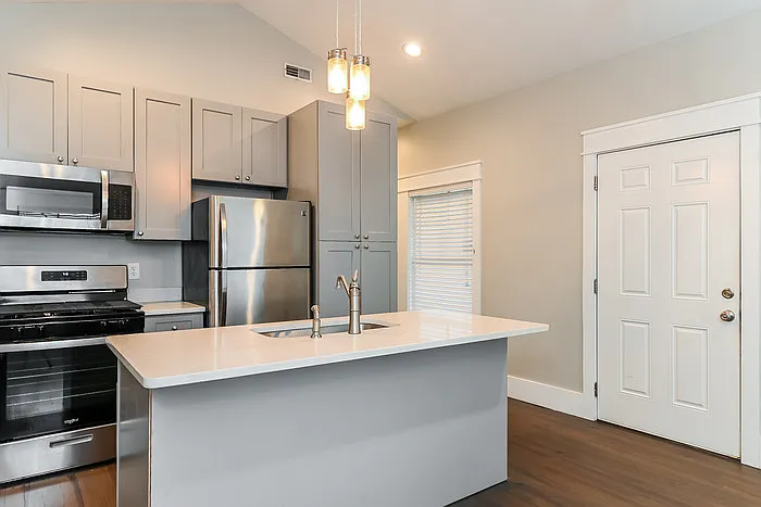 2 bed, 2.0 bath, 584 sqft, $2,095 — Photo 4