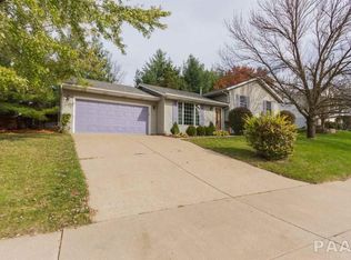 6015 W Ridgecrest Cir, Peoria, IL 61615