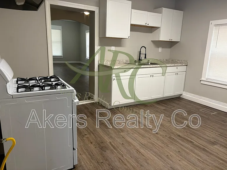 1610 W 18th St — Photo 6
