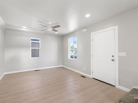 3rd image of 513 W Avenue B