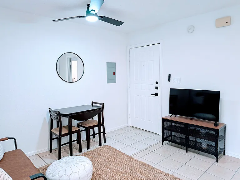 905 E 51st St #204 — Photo 11