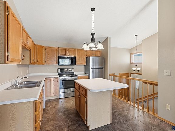 3rd image of 5401 W Oak St