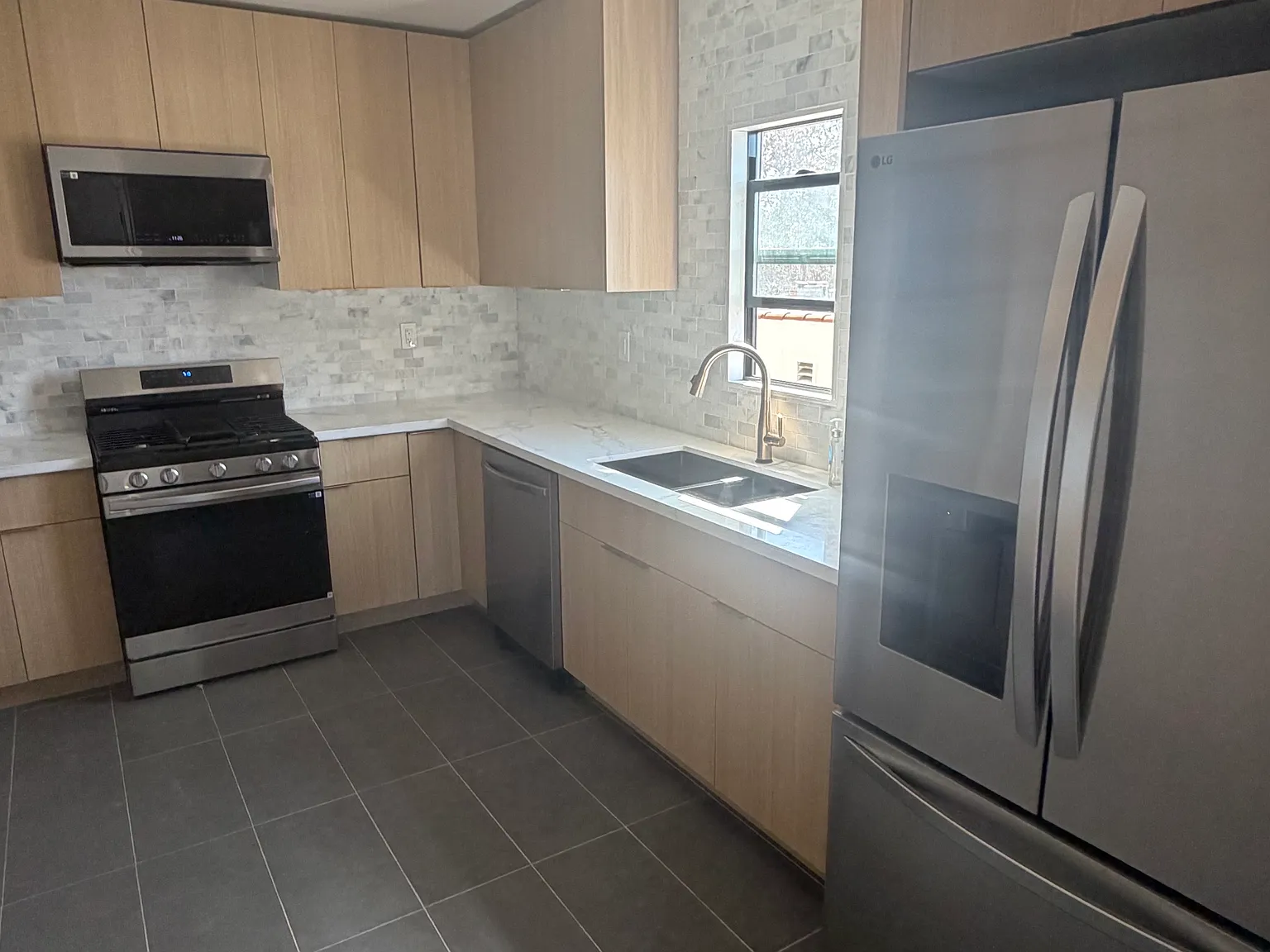 1239 S Tremaine Ave — Photo 3