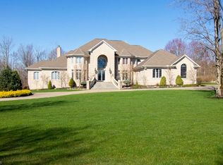 1648 Four Seasons Dr, Akron, OH 44333