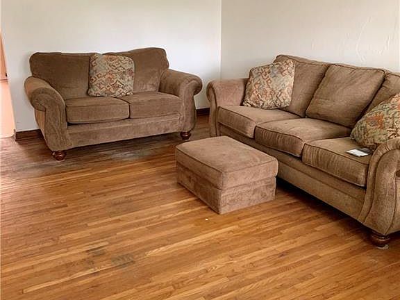5th image of 2470 Linwood Ave