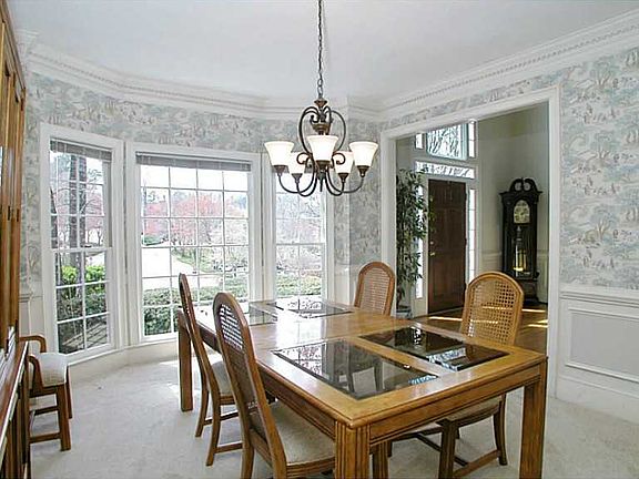 5th image of 300 Leycroft Ct