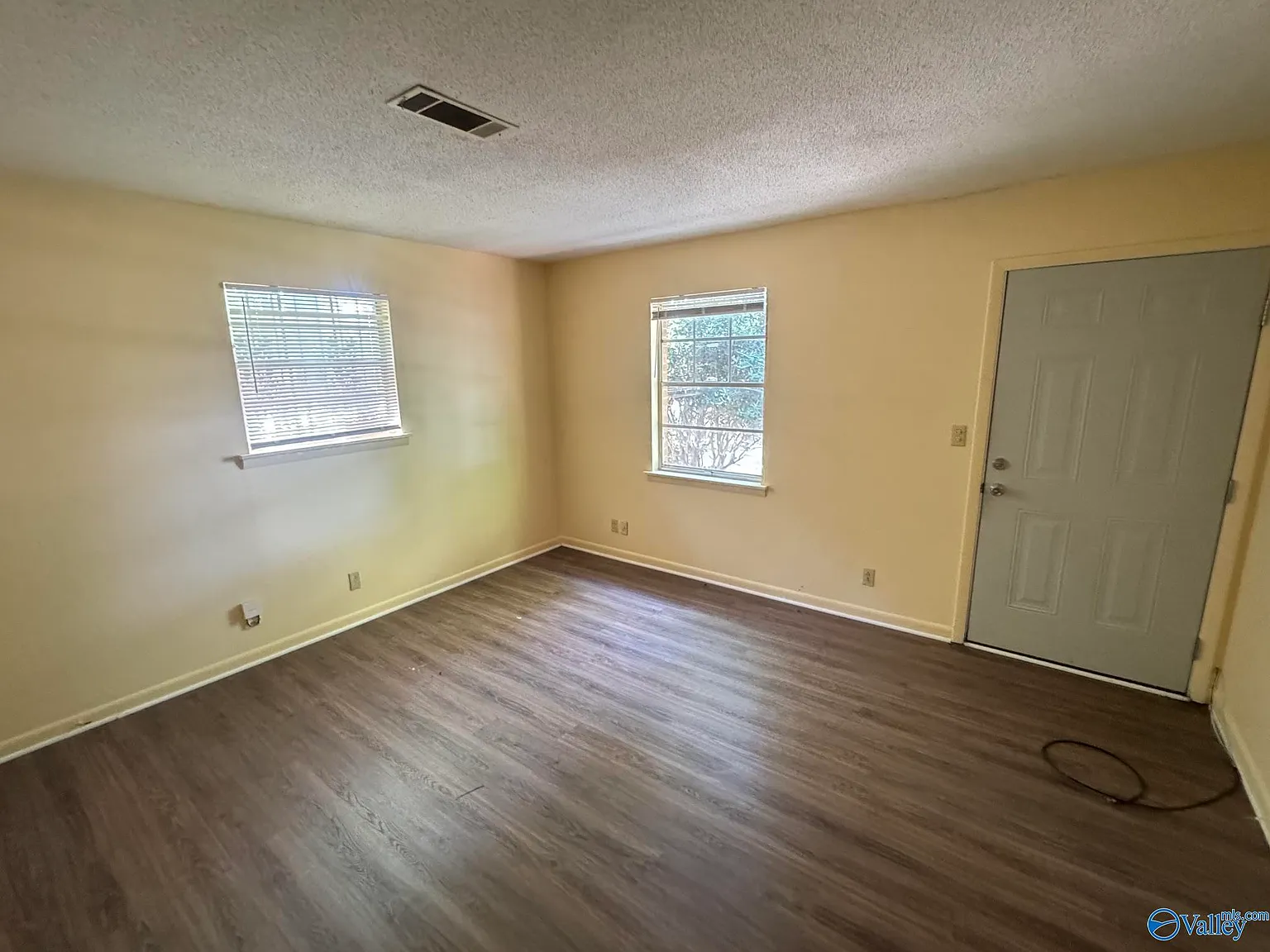 3 bed, 1.0 bath, 1025 sqft, $1,100 — Photo 3