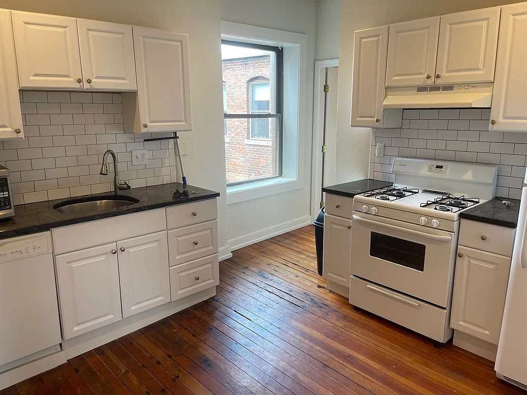 3 bed, 1.0 bath, 1050 sqft, $2,500 — Photo 3