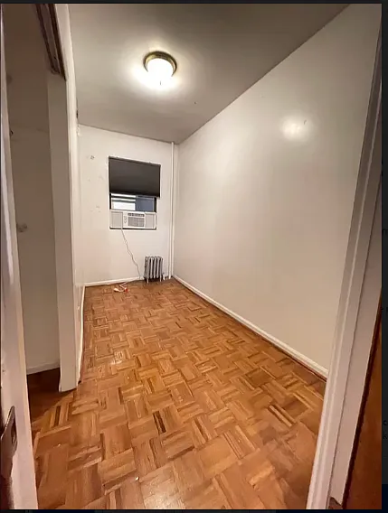 261 E 10th St #7 — Photo 3