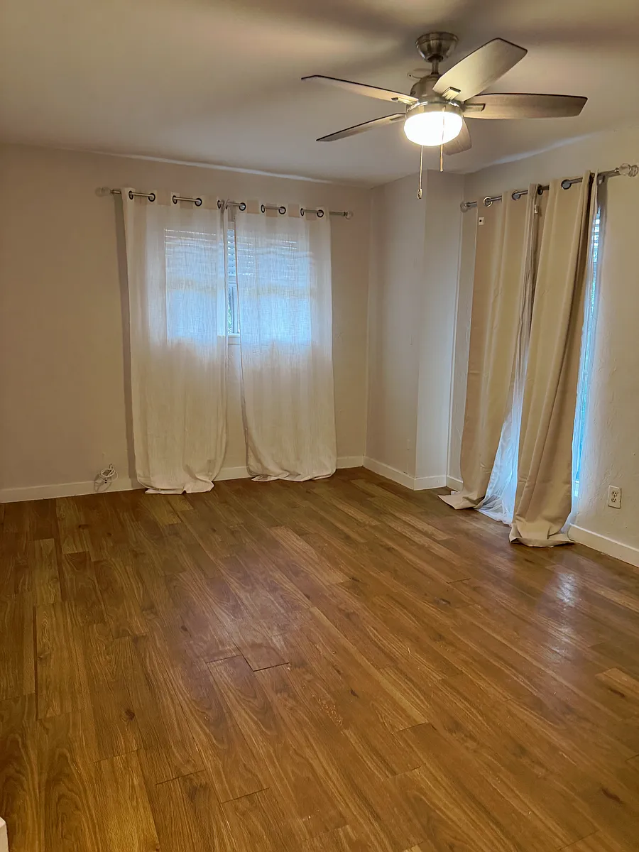 Building Photo - 1209 N Roberson St #1