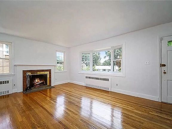Living Room w/fireplace