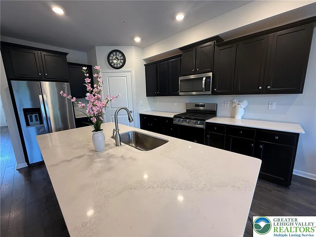 3 bed, 2.5 bath, 2717 sqft, $2,800 — Photo 3