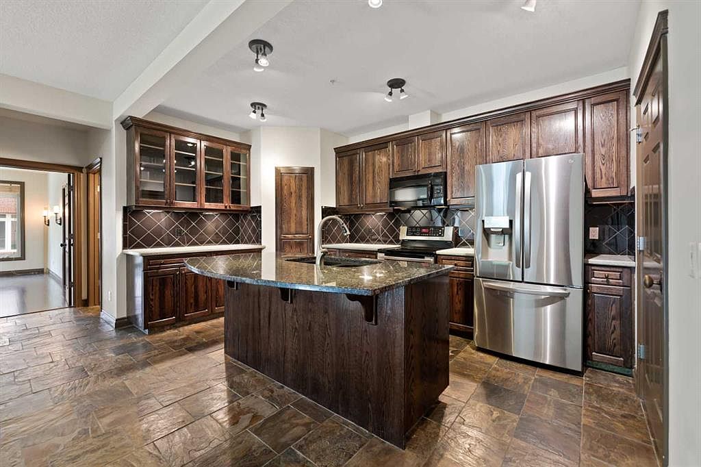 24 E Hemlock Cres SW #2108