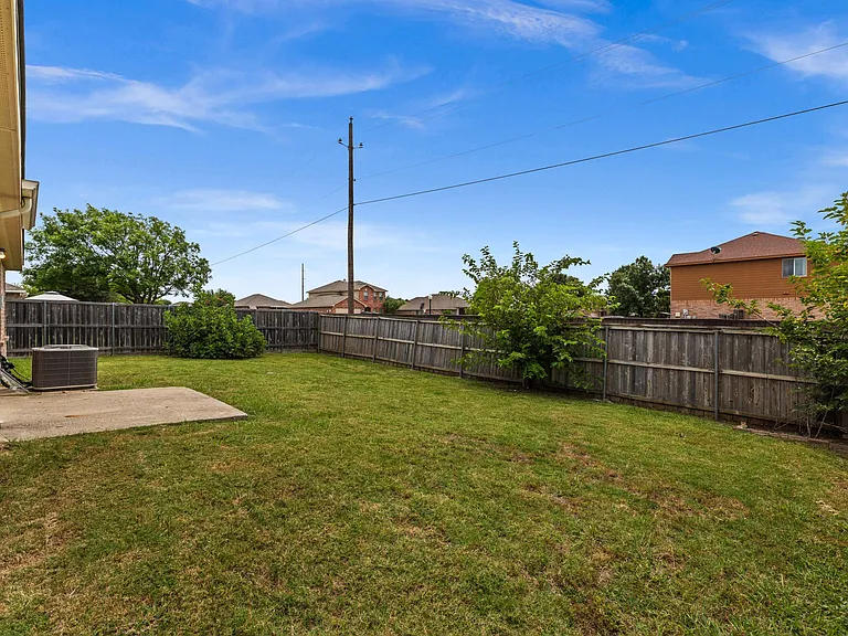 709 Chelsea Dr — Photo 16