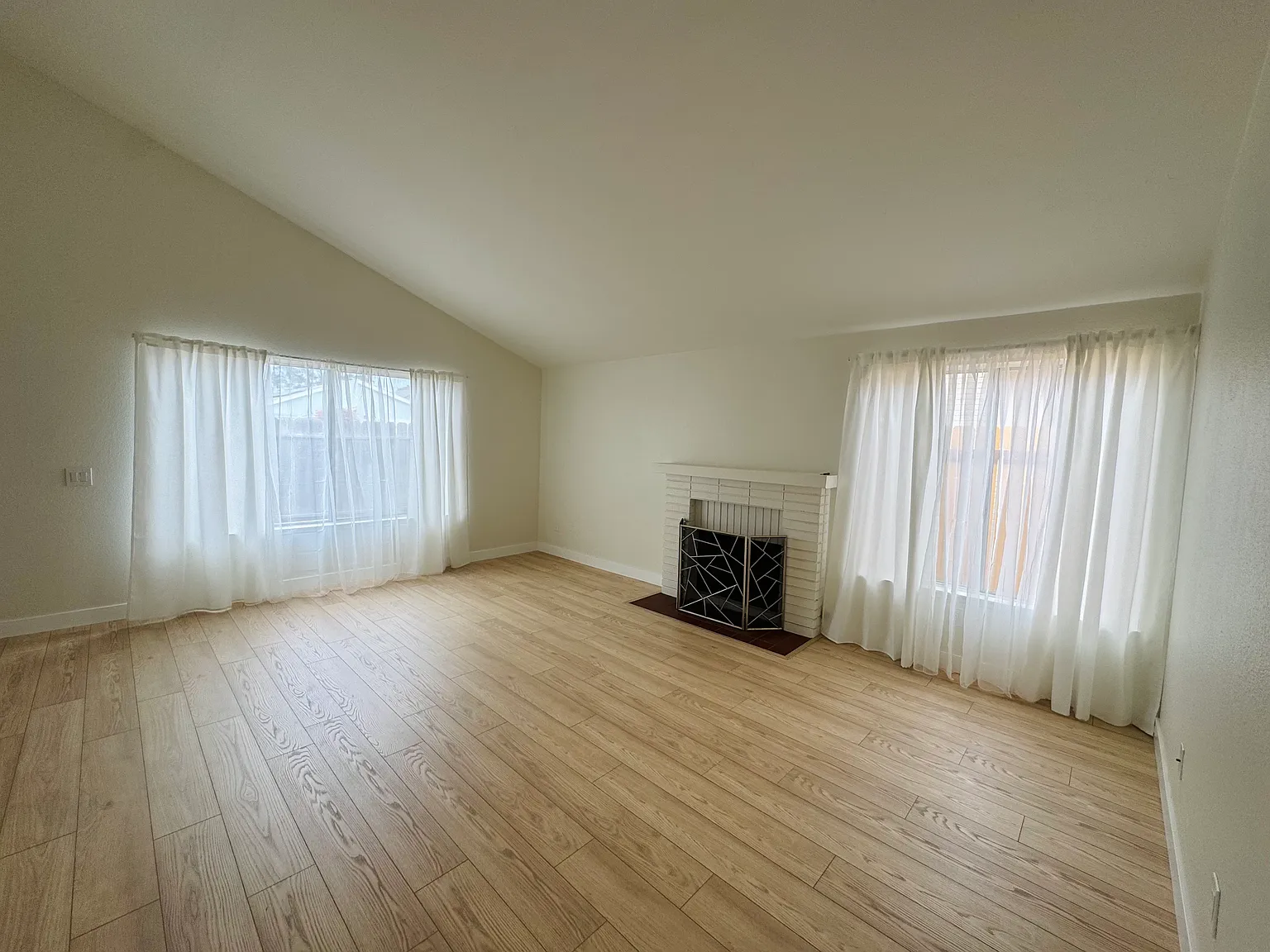 3 bed, 1505 sqft, $4,399 — Photo 3