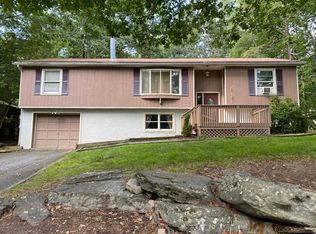 154 S Pond Cir, Dingmans Ferry, PA 18328