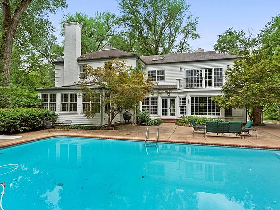 3rd image of 2 Robin Hill Ln