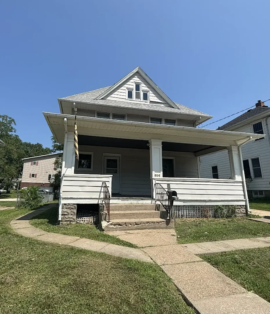 Available August 1st, 4 bedroom, 2 bathroom, Off Street Parking Included! — Photo 1