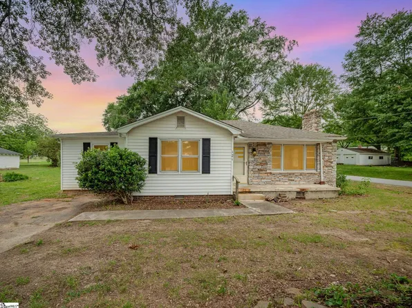 121 Wood Dr, Greer, SC 29651