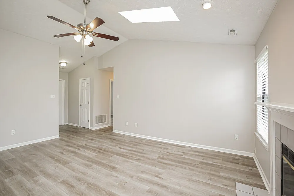 3 bed, 2.0 bath, 1220 sqft, $1,915 — Photo 4