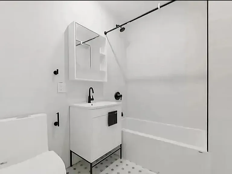 15 Hunterfly Pl #4R — Photo 7