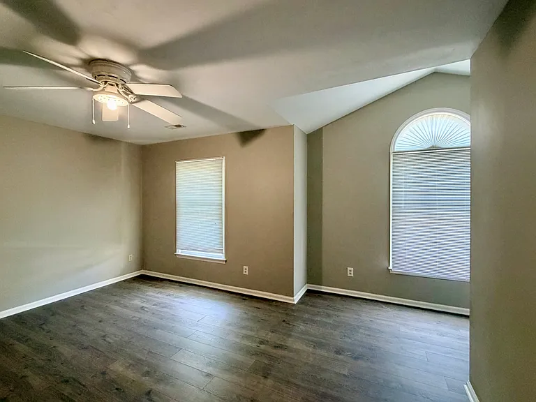 113 W Victoria Ct #F — Photo 3