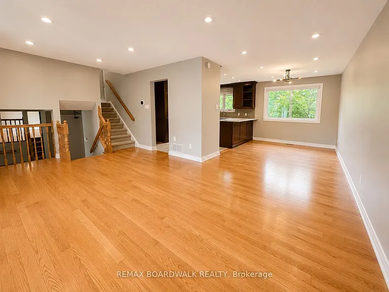 22 Bartley Cres — Photo 9