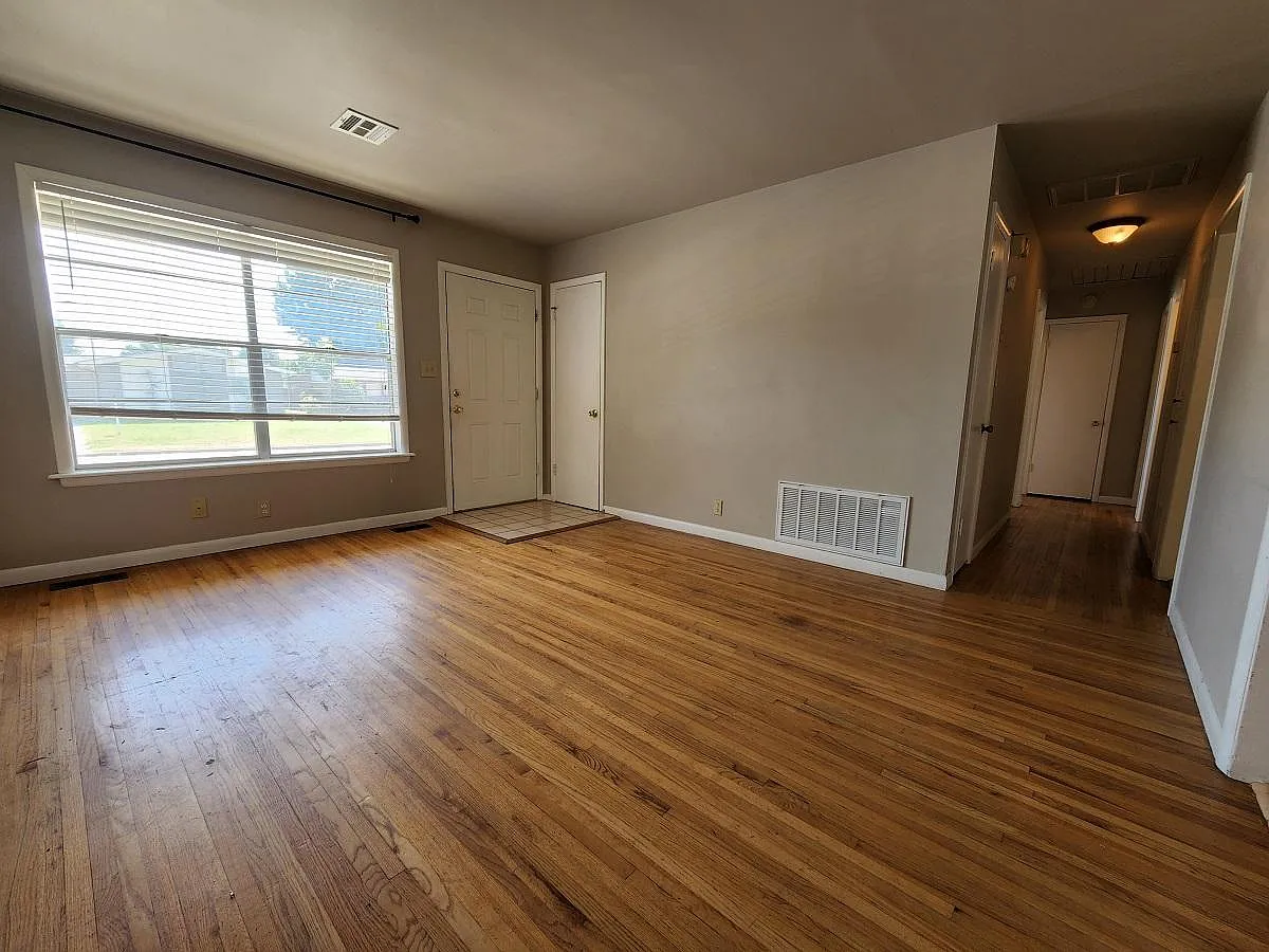 3 bed, 962 sqft, $1,225 — Photo 3