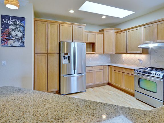 Lg ktchn. Ample storage/ctrs