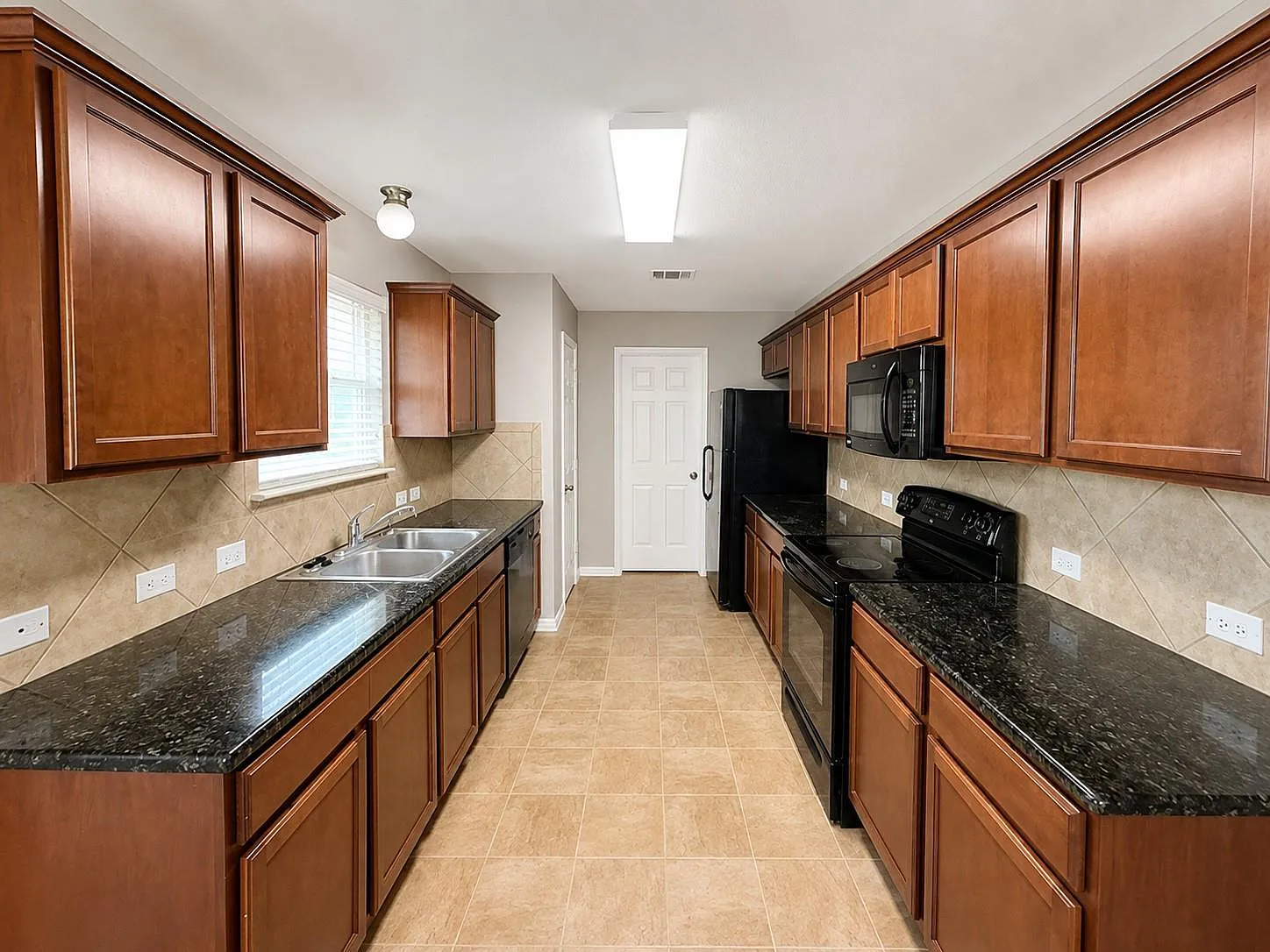 4 bed, 2.5 bath, 1960 sqft, $1,895 — Photo 4