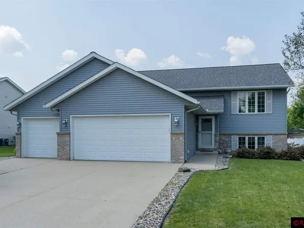 220 Inverness Dr, Mankato, MN 56001