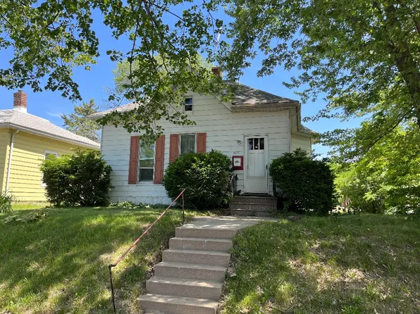 1120 9th St SE, Cedar Rapids, IA 52401