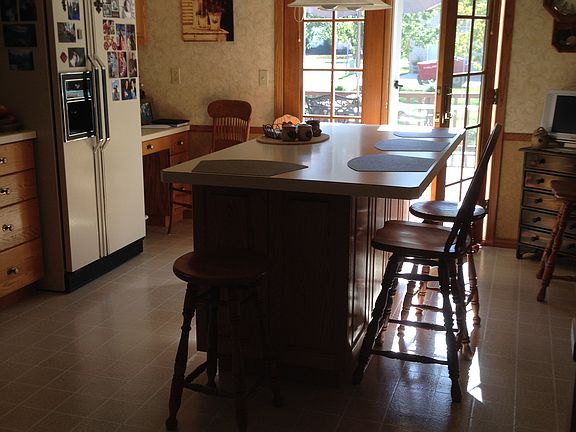 Large kitchen with 6' island