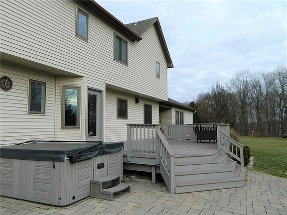 4th image of 24 Gravel Hill Ln