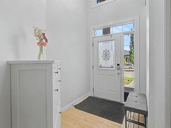 3rd image of 14 NE Panatella Cres NW