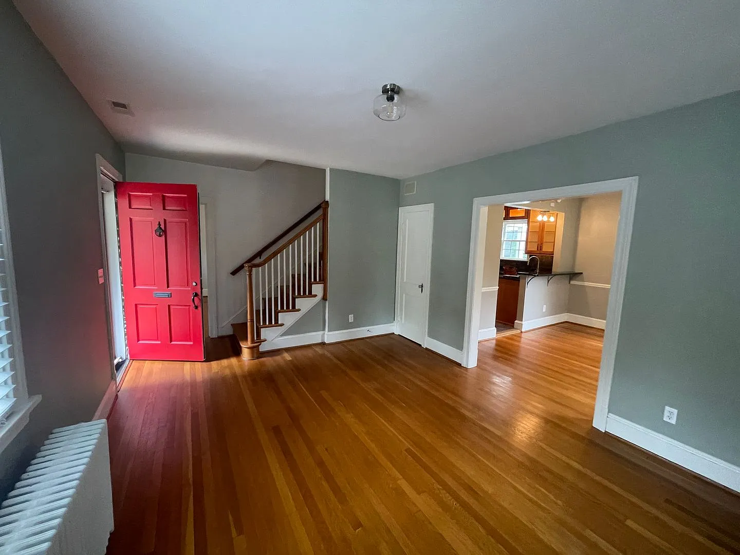 Charming Brick Cape in Colonial Place — Photo 2